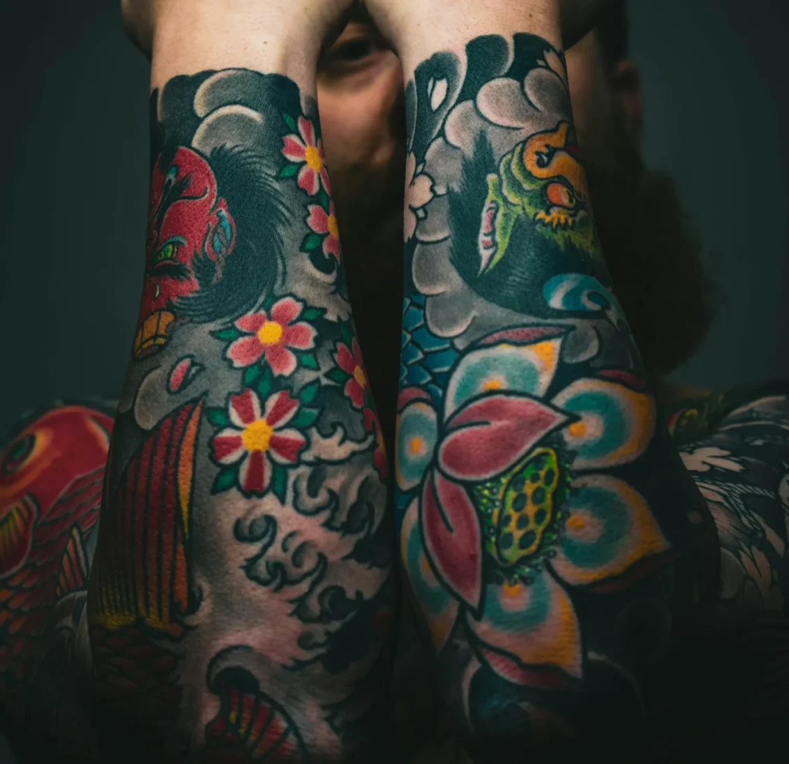 Estilo de tatuaje japonés en los antebrazos